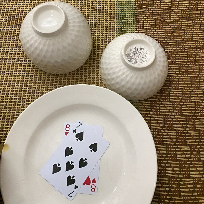 Bát tàng hình không tang chơi xóc đĩa